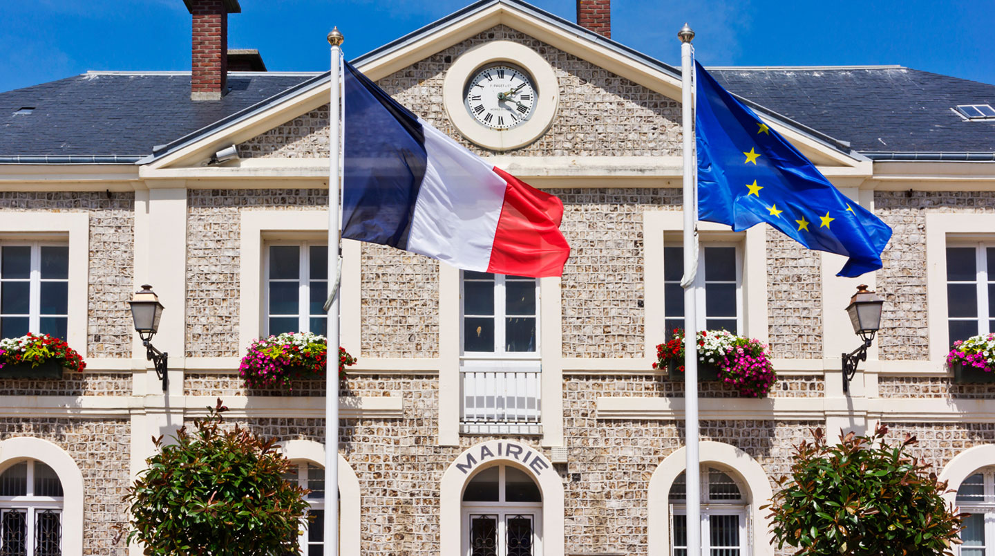 Façade d'une mairie française avec panneau direction bureau d'urbanisme et dossier de déclaration préalable visible